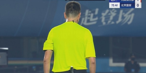 王刚无球状态下击打卡多索面部，主裁判看过VAR后处以黄牌警告